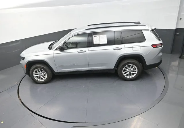 Used 2025 Silver Jeep Laredo image 14