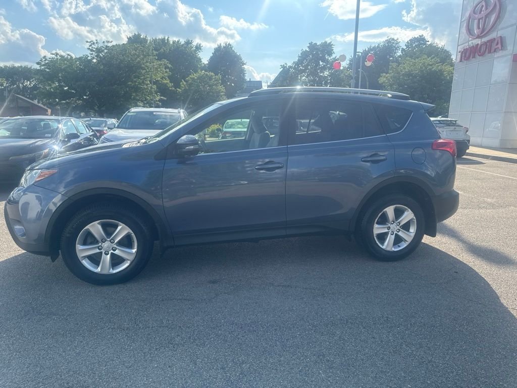 Used 2013 Blue Toyota LE image 3