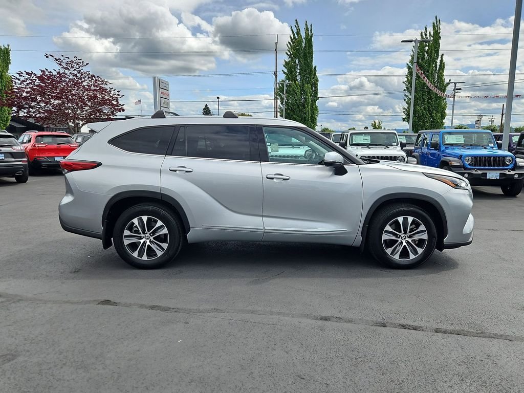 Used 2022 Silver Toyota XLE image 7