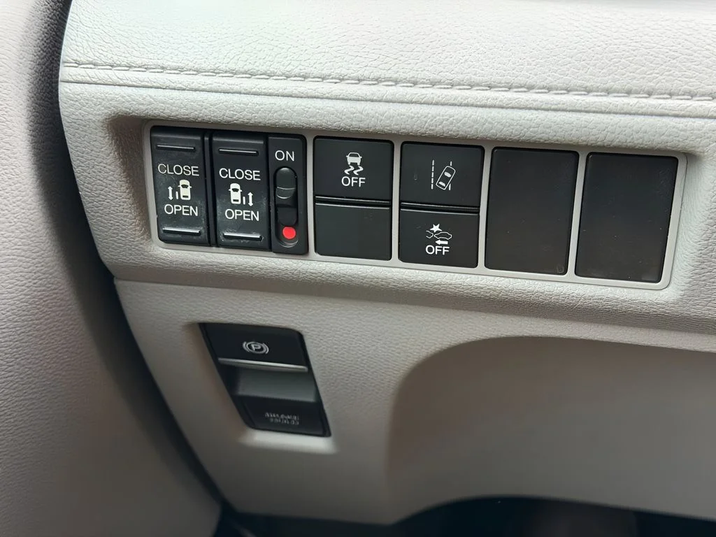 Used 2018 Pewter Honda EX image 19