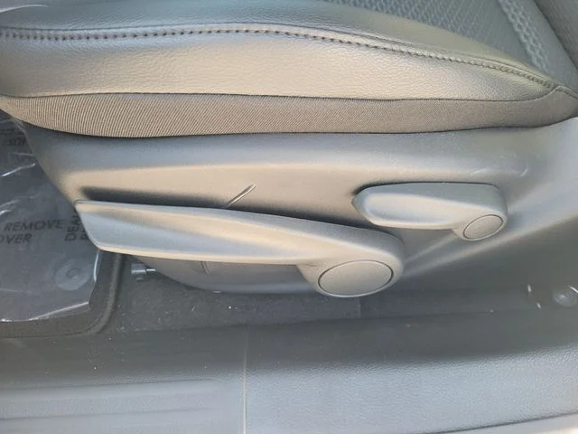 New 2026 Bright White Clearcoat Jeep Latitude image 5