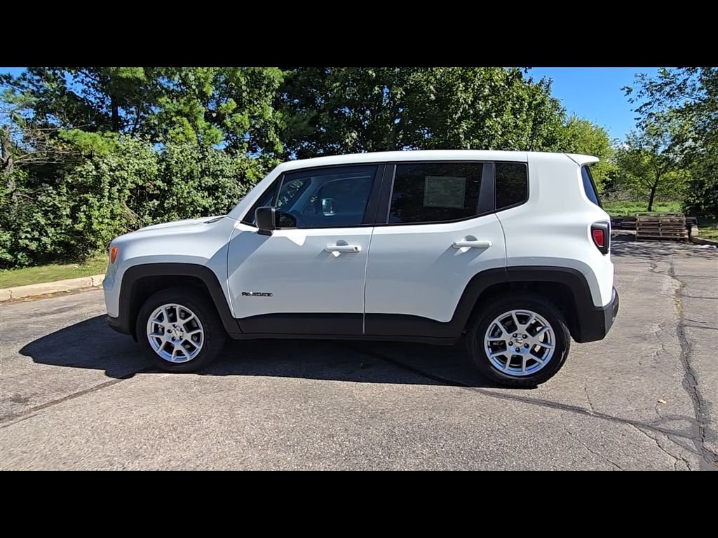 Certified Used 2023 White Jeep Latitude image 5