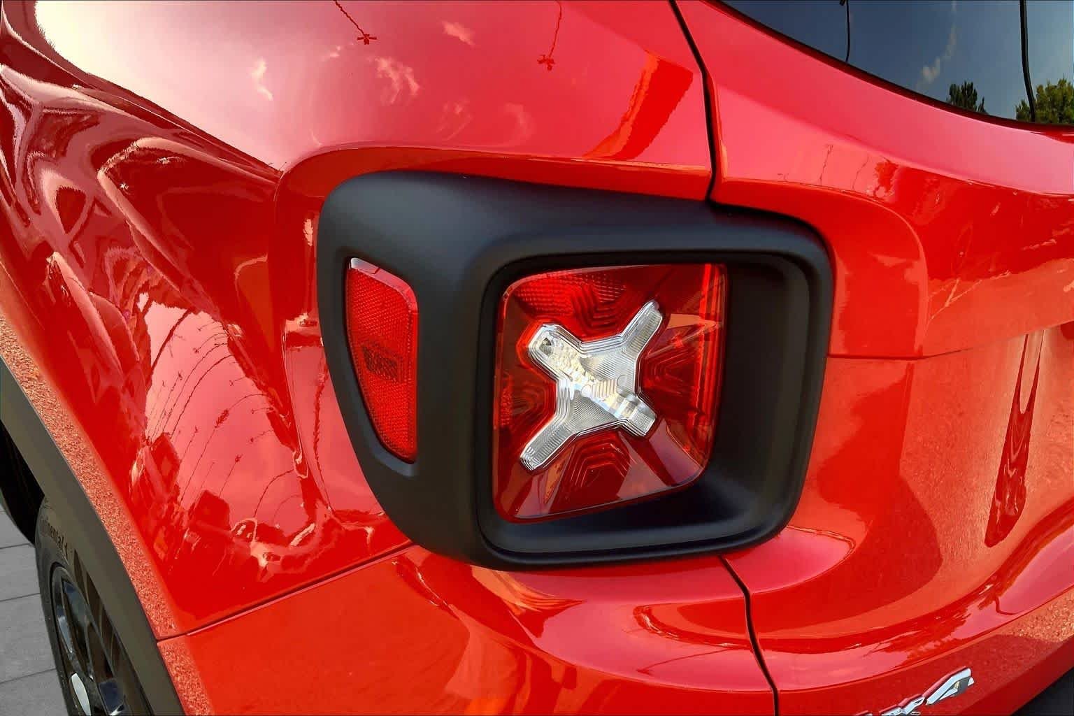 Used 2023 Colorado Red Clearcoat Jeep Latitude image 27