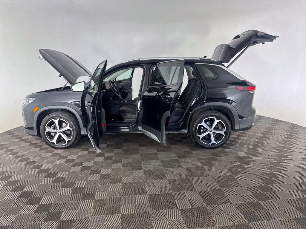 Used 2025 Black Volkswagen 2.0T SE image 13