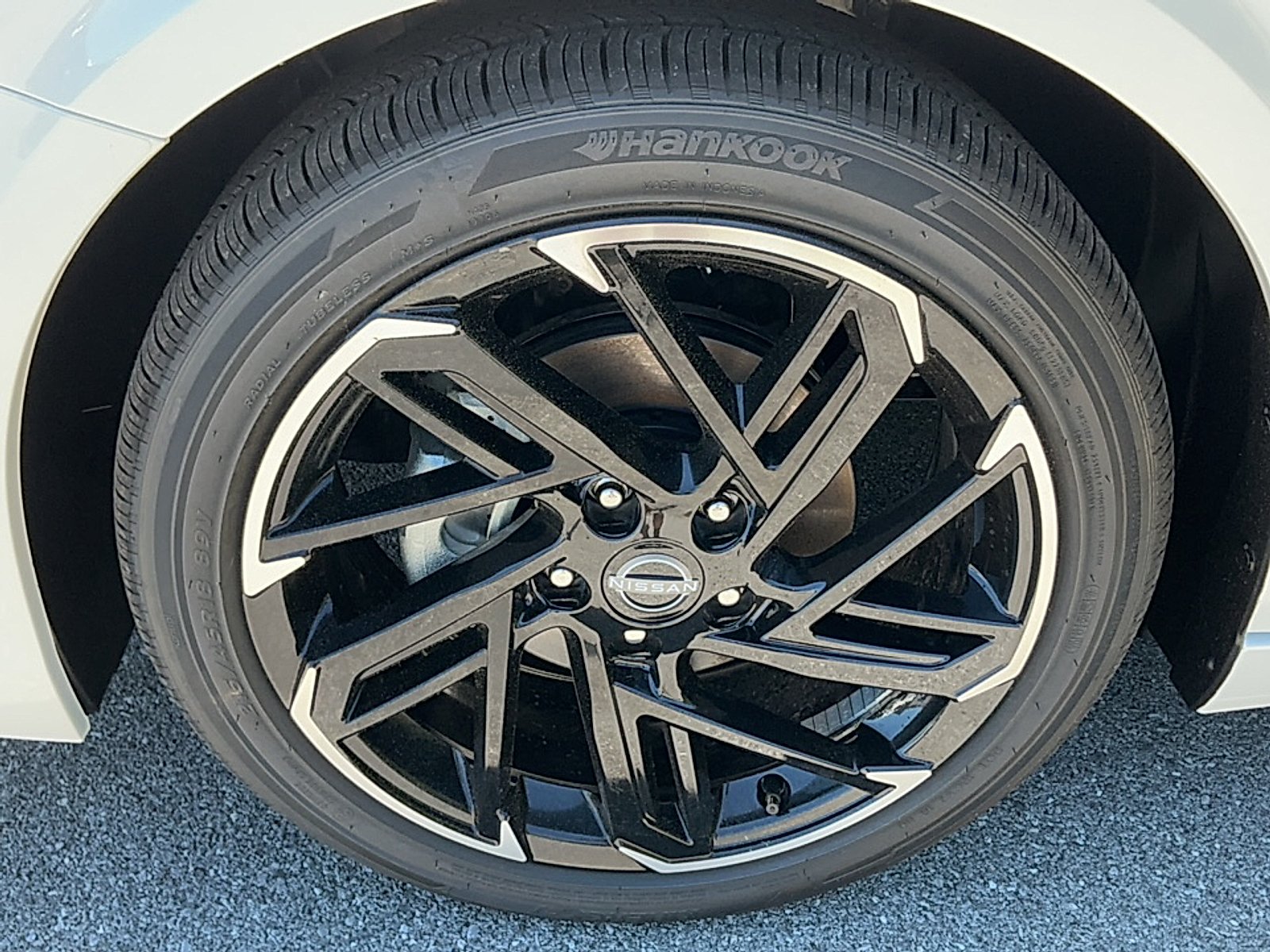New 2026 Aspen White Tricoat/Super Black Nissan SR image 5
