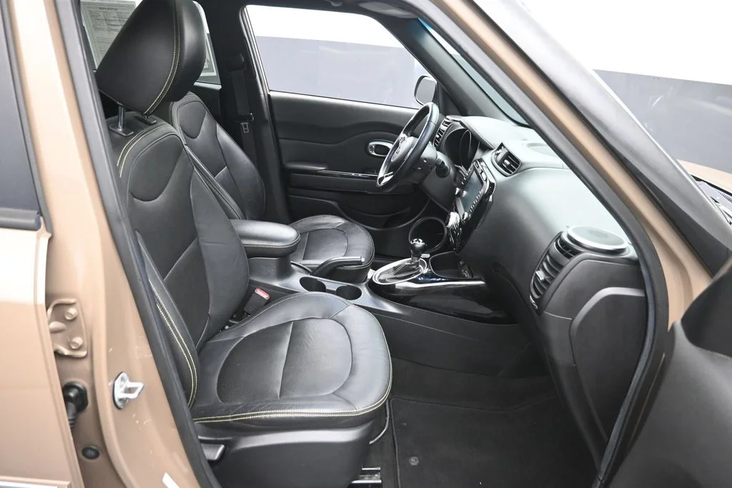 Used 2015 Brown Kia Plus image 17