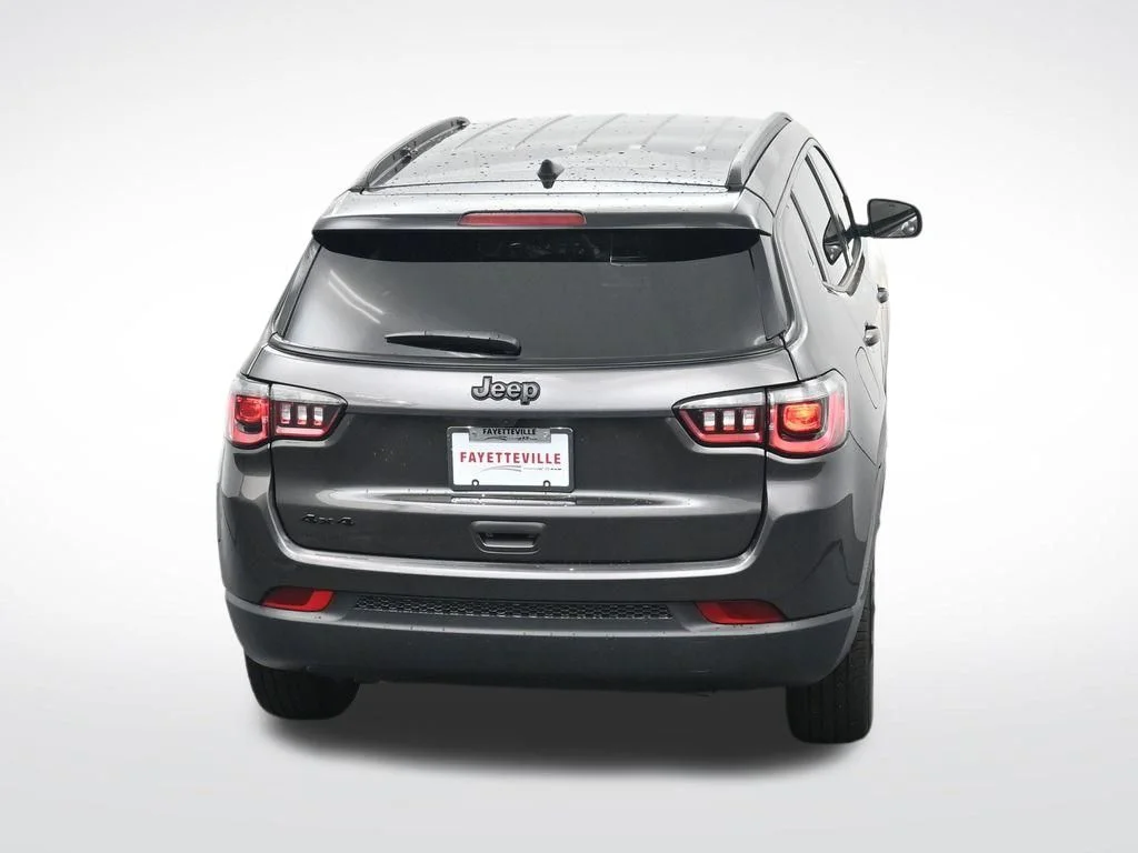 Used 2024  Jeep Latitude image 26