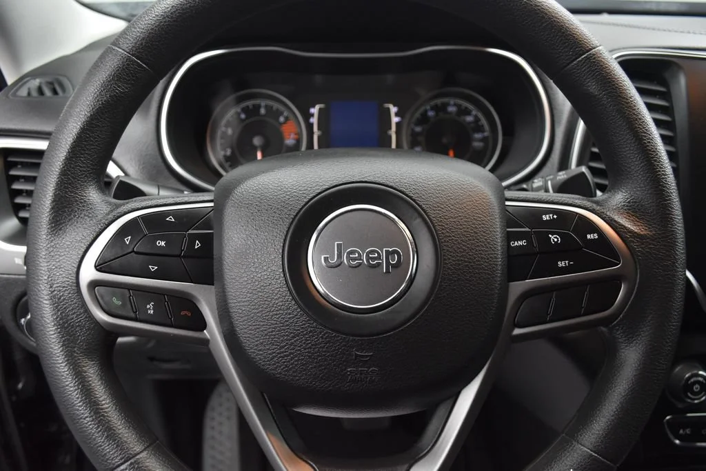 Used 2019 Black Jeep Latitude image 9