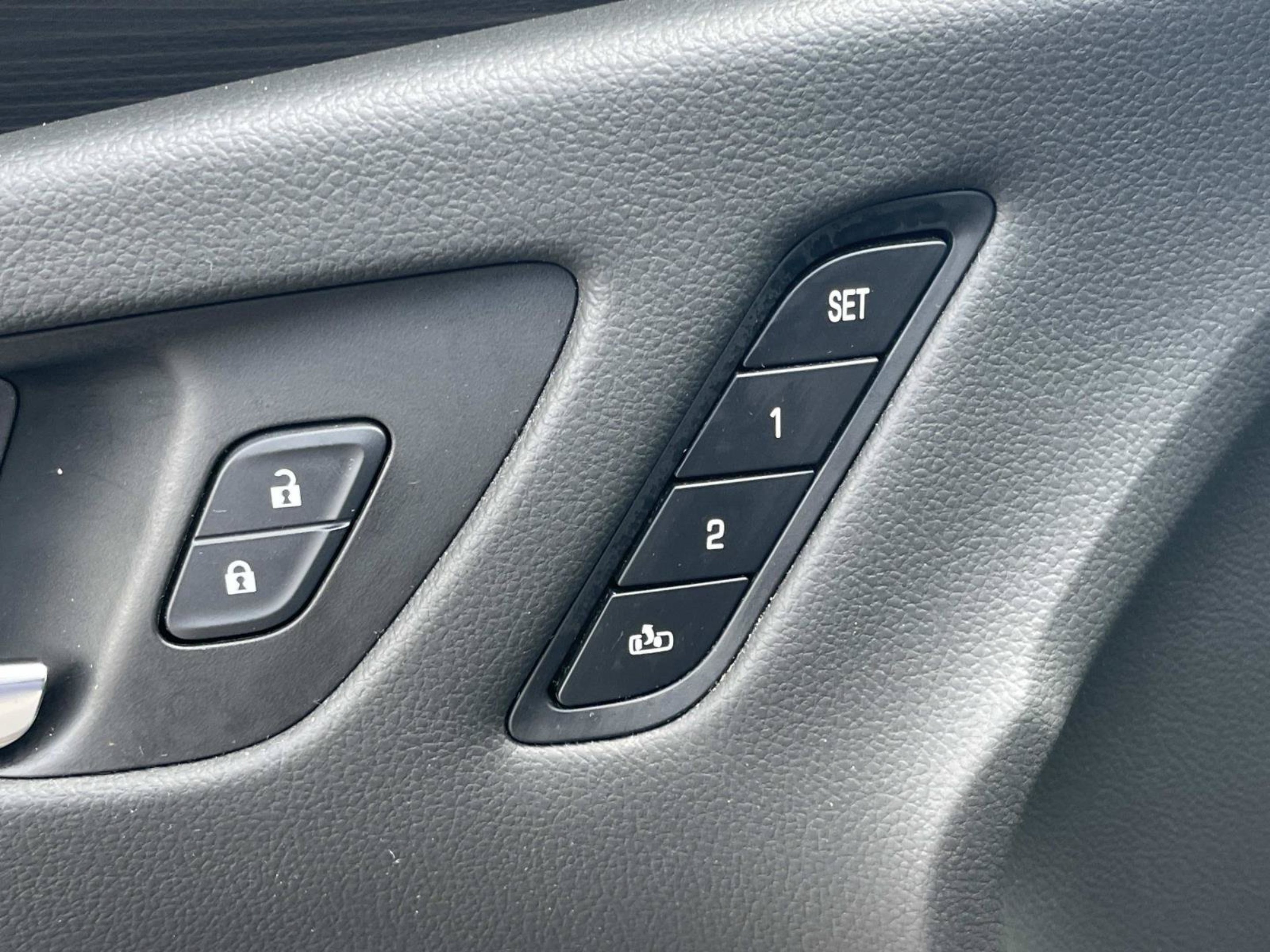 Used 2020 Ebony Twilight Metallic Buick Essence image 27