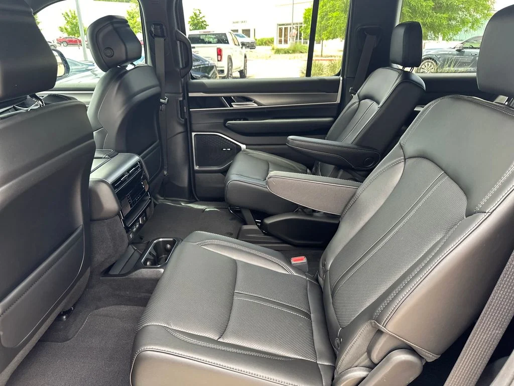 New 2026 Fathom Blue Pearlcoat Jeep  image 33