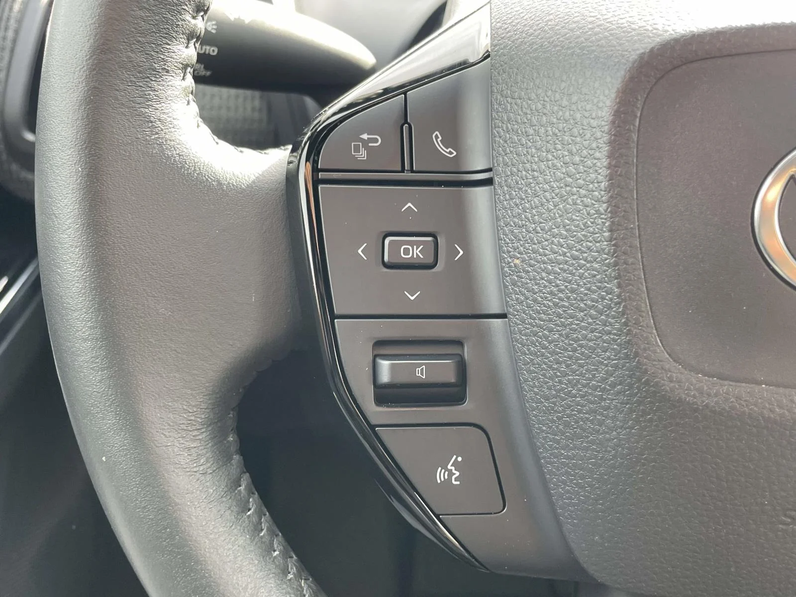Used 2023 Wind Chill Pearl Toyota Limited image 10