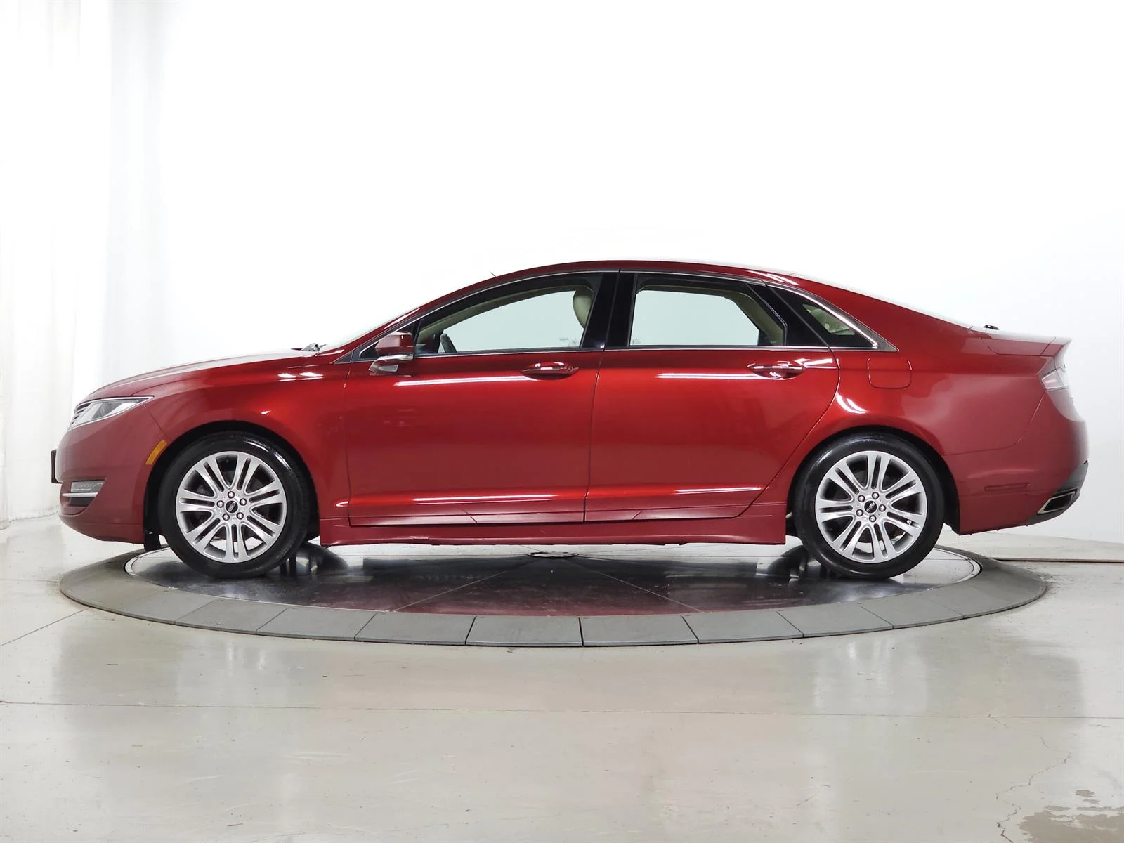 Used 2015 Red Lincoln  image 4
