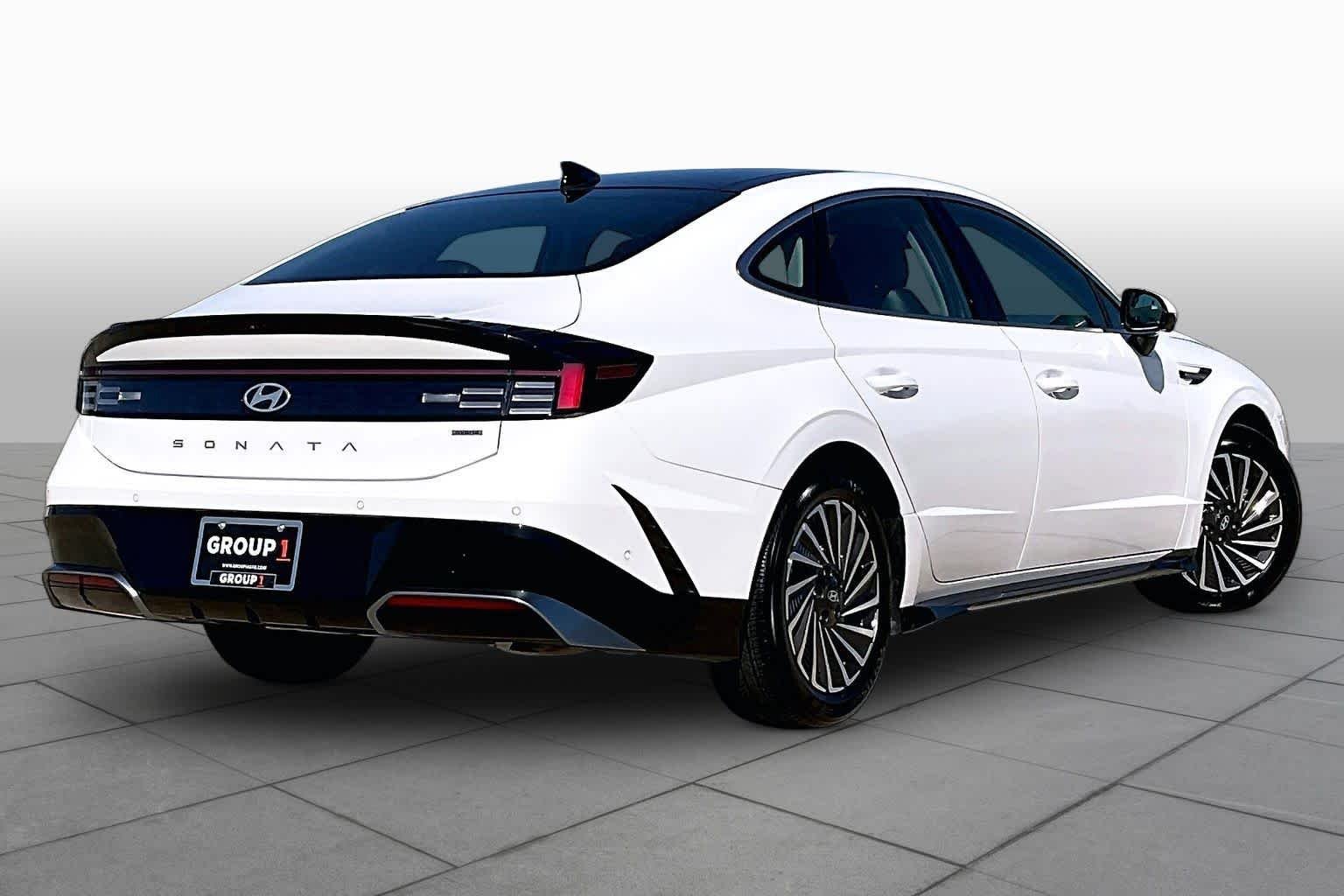 Used 2025 Serenity White Hyundai Limited image 14