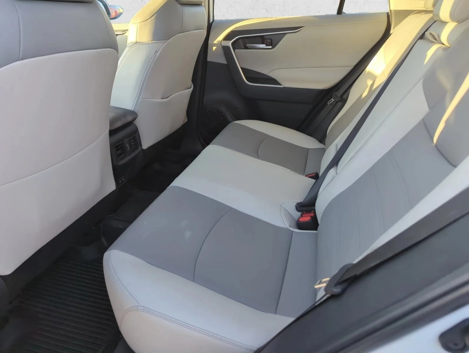 Used 2024 Wind Chill Pearl Toyota XLE Premium image 8