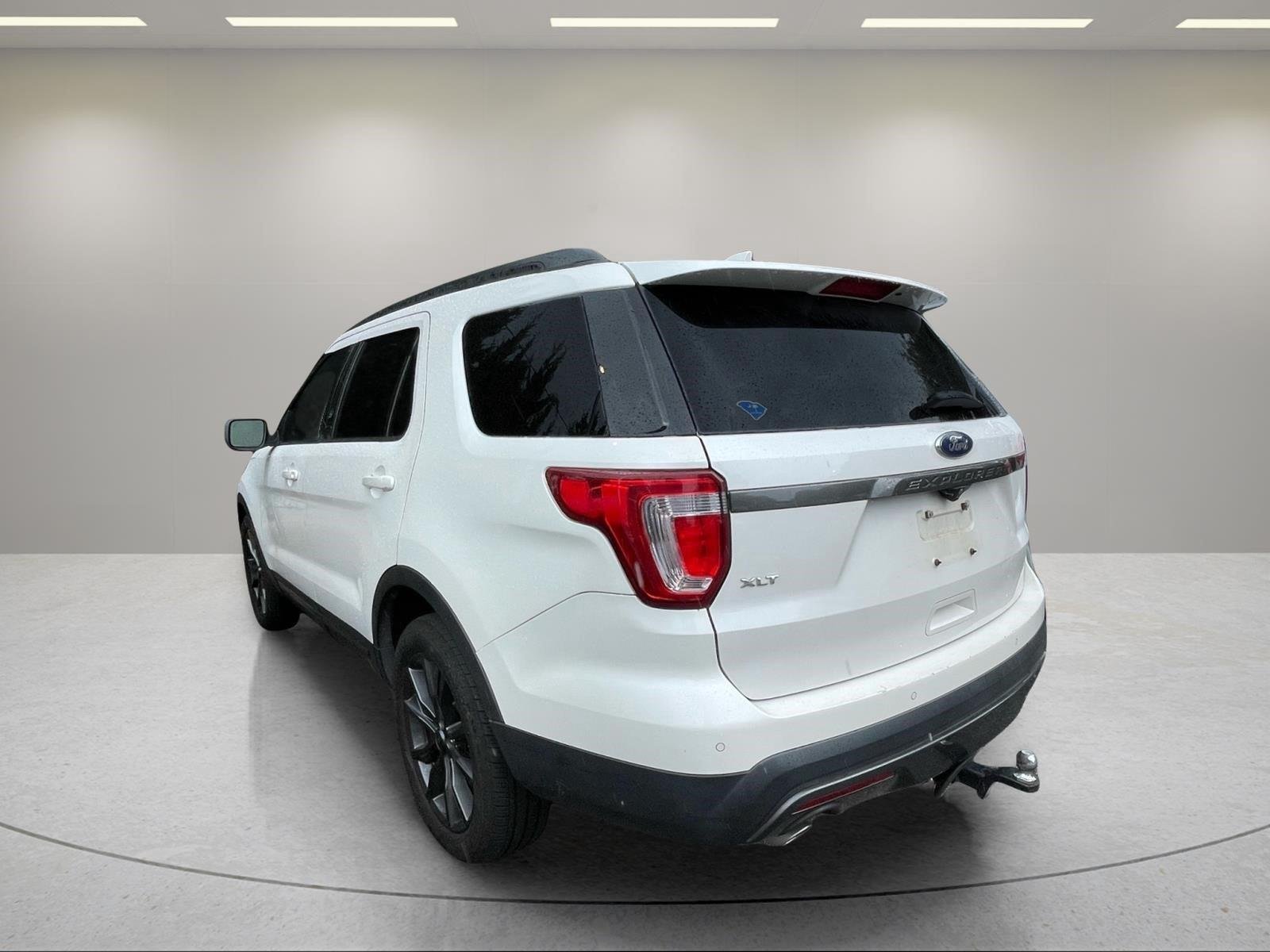 Used 2017 White Platinum Metallic Tri-Coat Ford XLT image 6