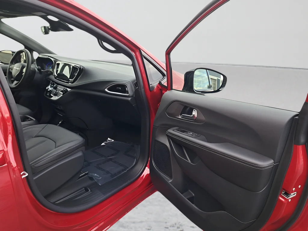New 2026 Red Hot Pearl-Coat Exterior Paint Chrysler Select image 16