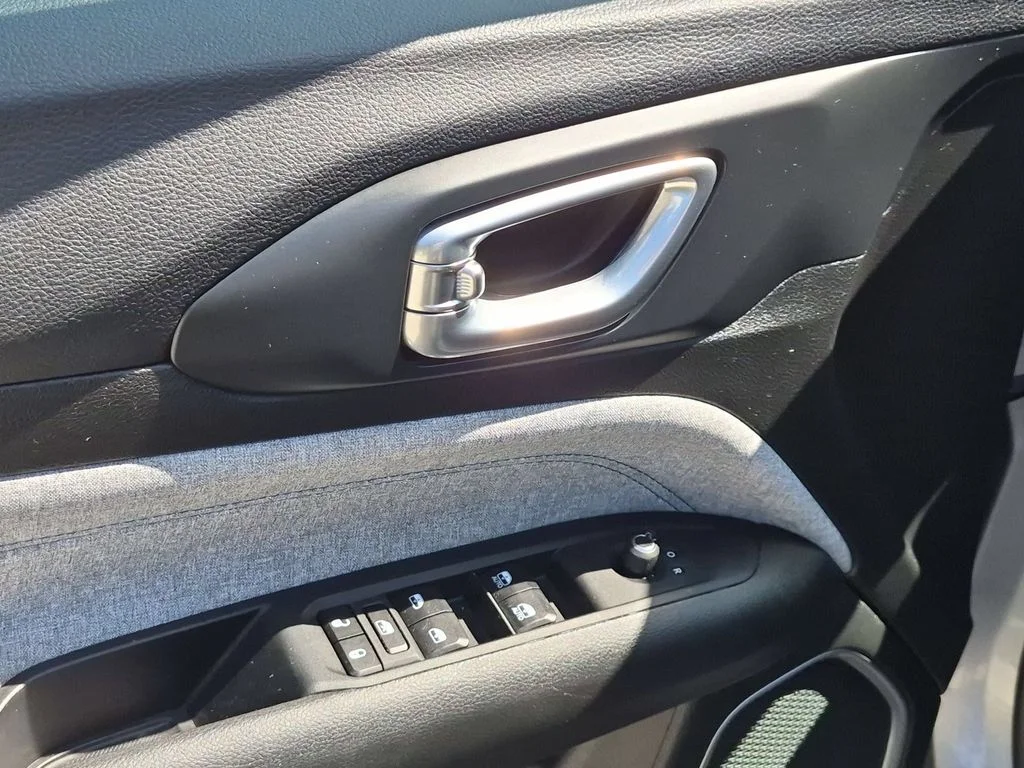 Used 2023 Silver Jeep Latitude image 8