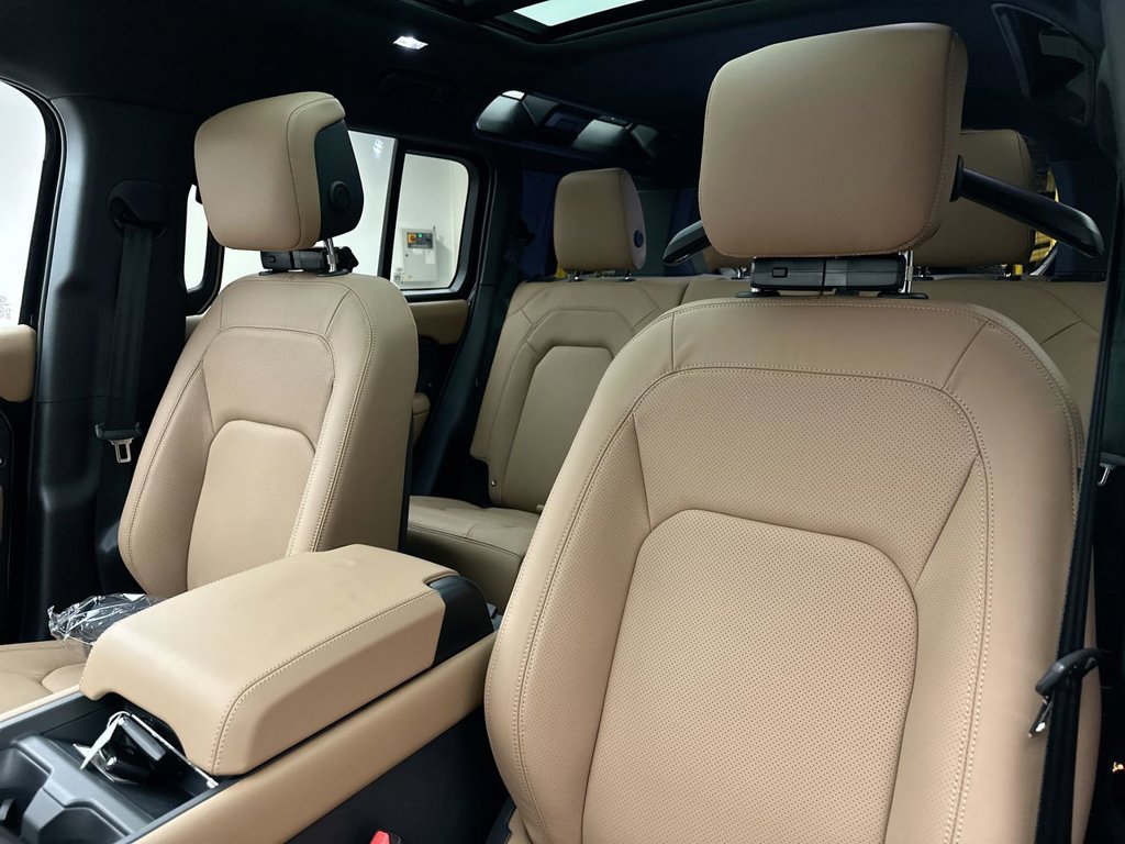 New 2026 Santorini Black Land Rover X-Dynamic SE image 10