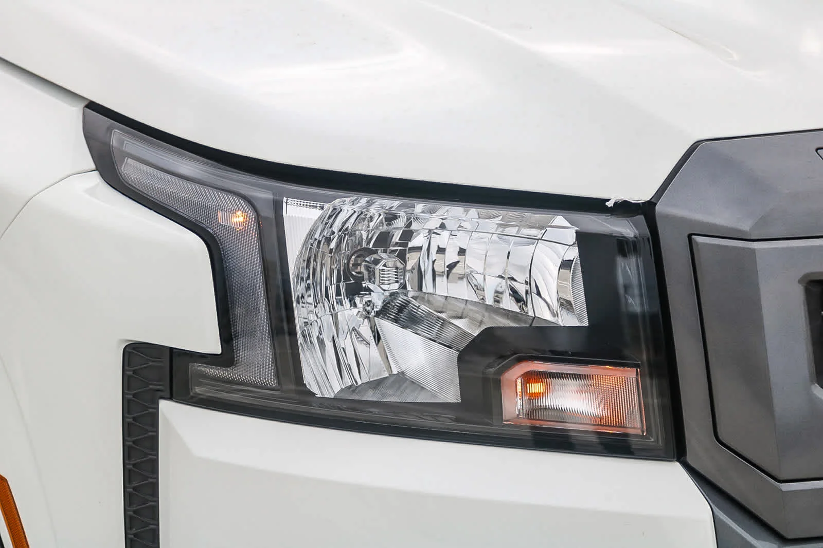 New 2025 Glacier White Nissan Crew Cab SV image 4