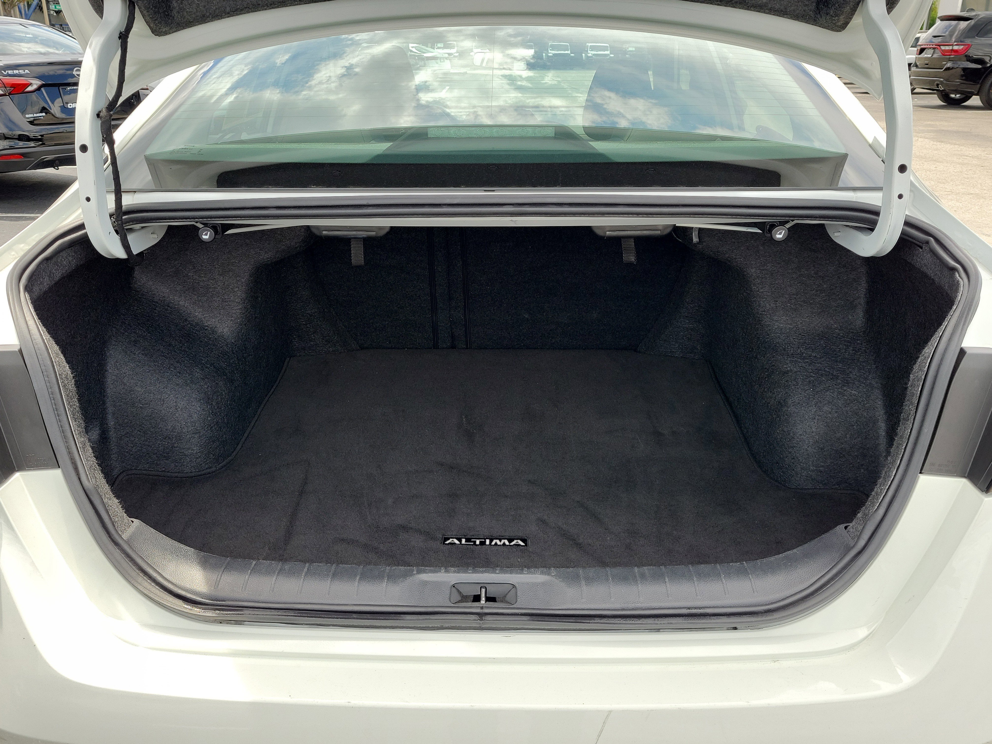 Used 2025 Glacier White Nissan SV image 9