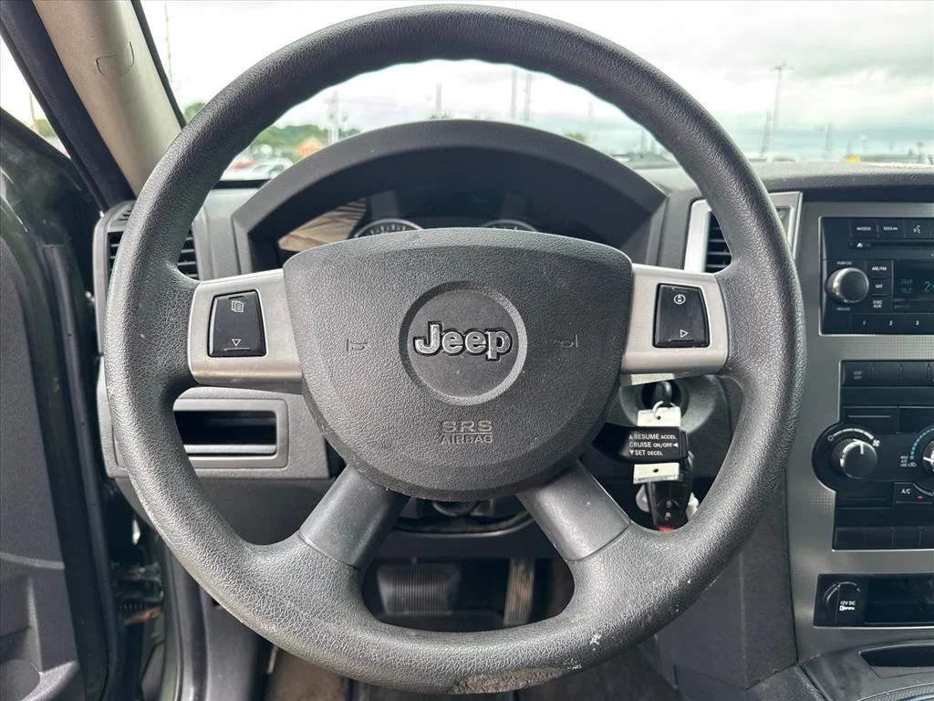 Used 2009 Green Metallic Jeep Laredo image 19