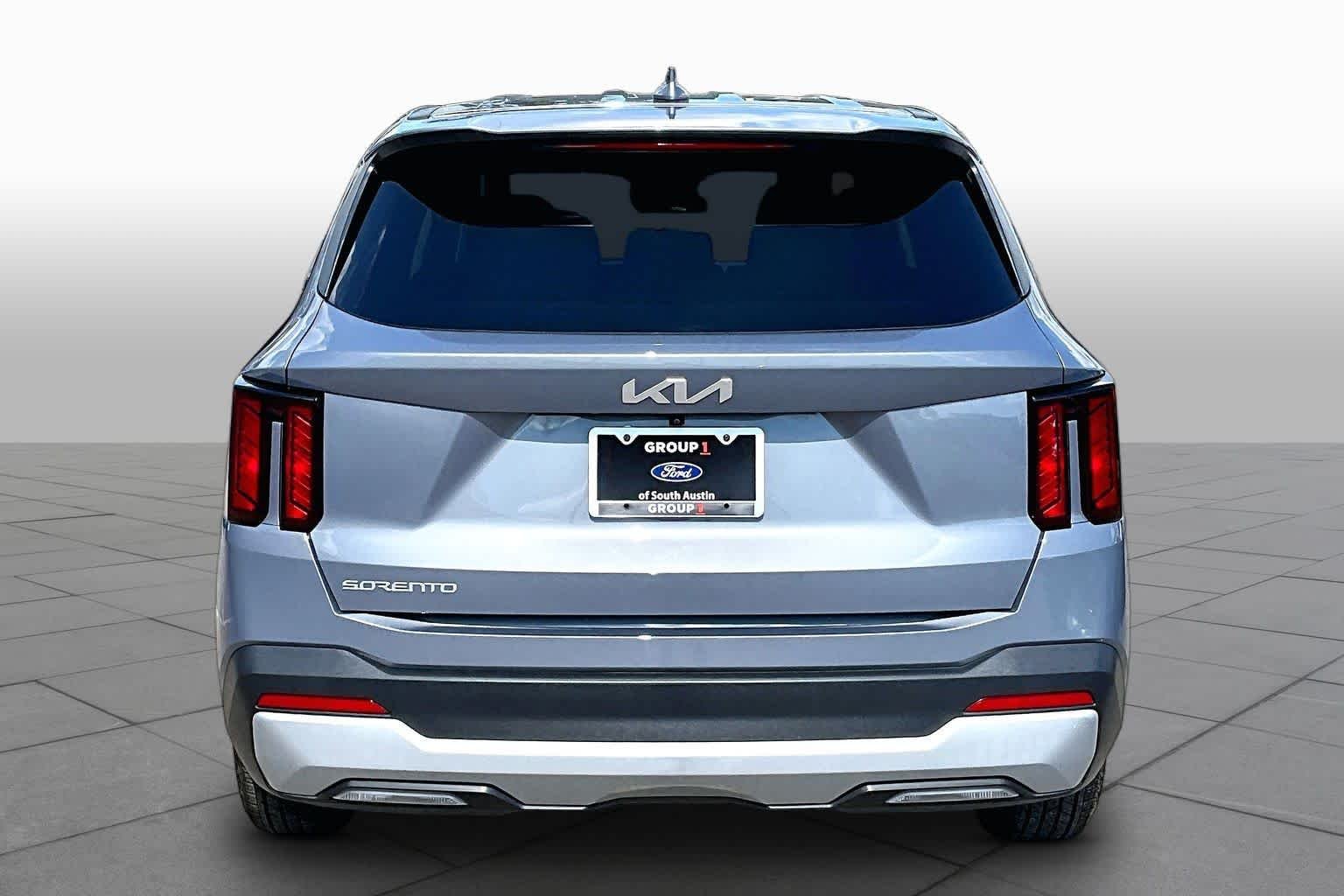 Used 2025 Everlasting Silver Kia LX image 8