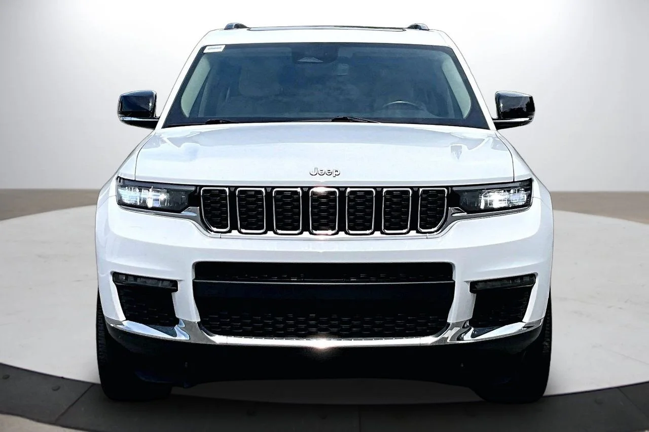Used 2021 White Jeep Limited image 3
