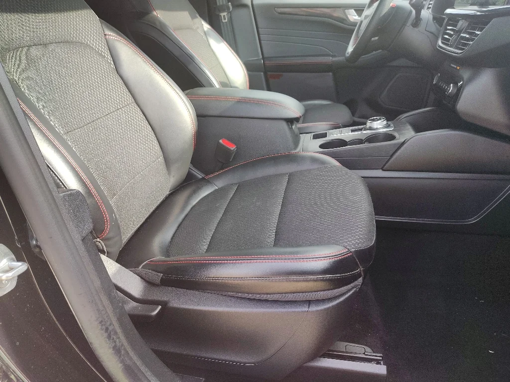 Used 2025 Agate Black Metallic Ford ST-Line image 13