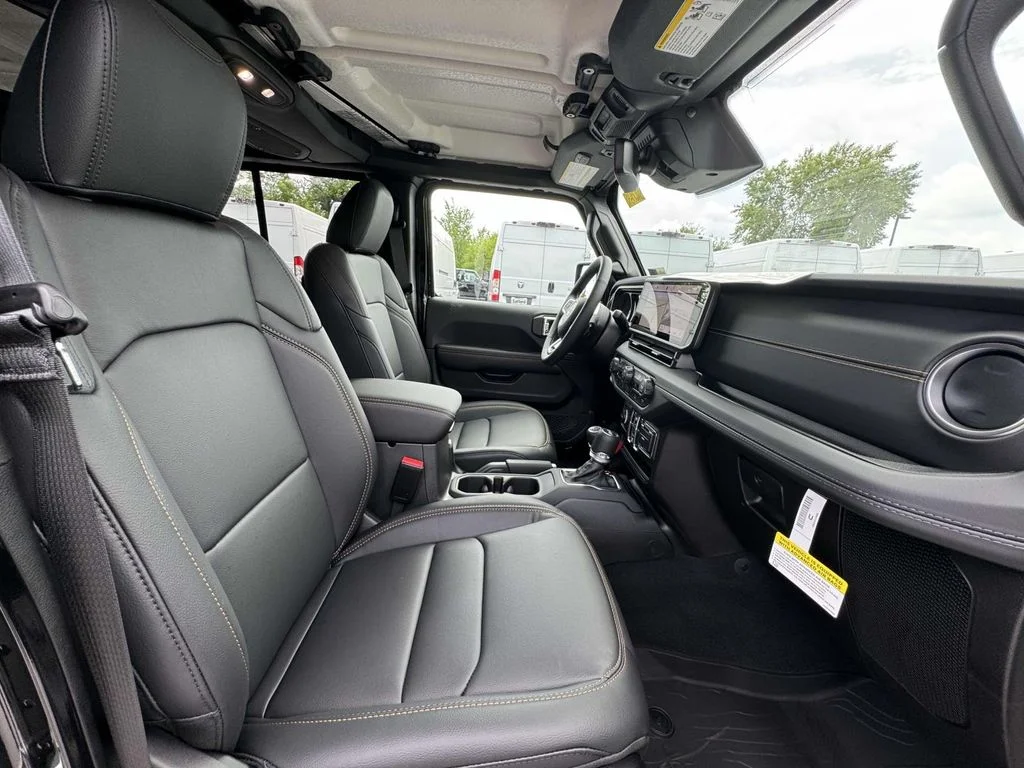 2025 Jeep Wrangler 4-Door Sahara - Photo 16