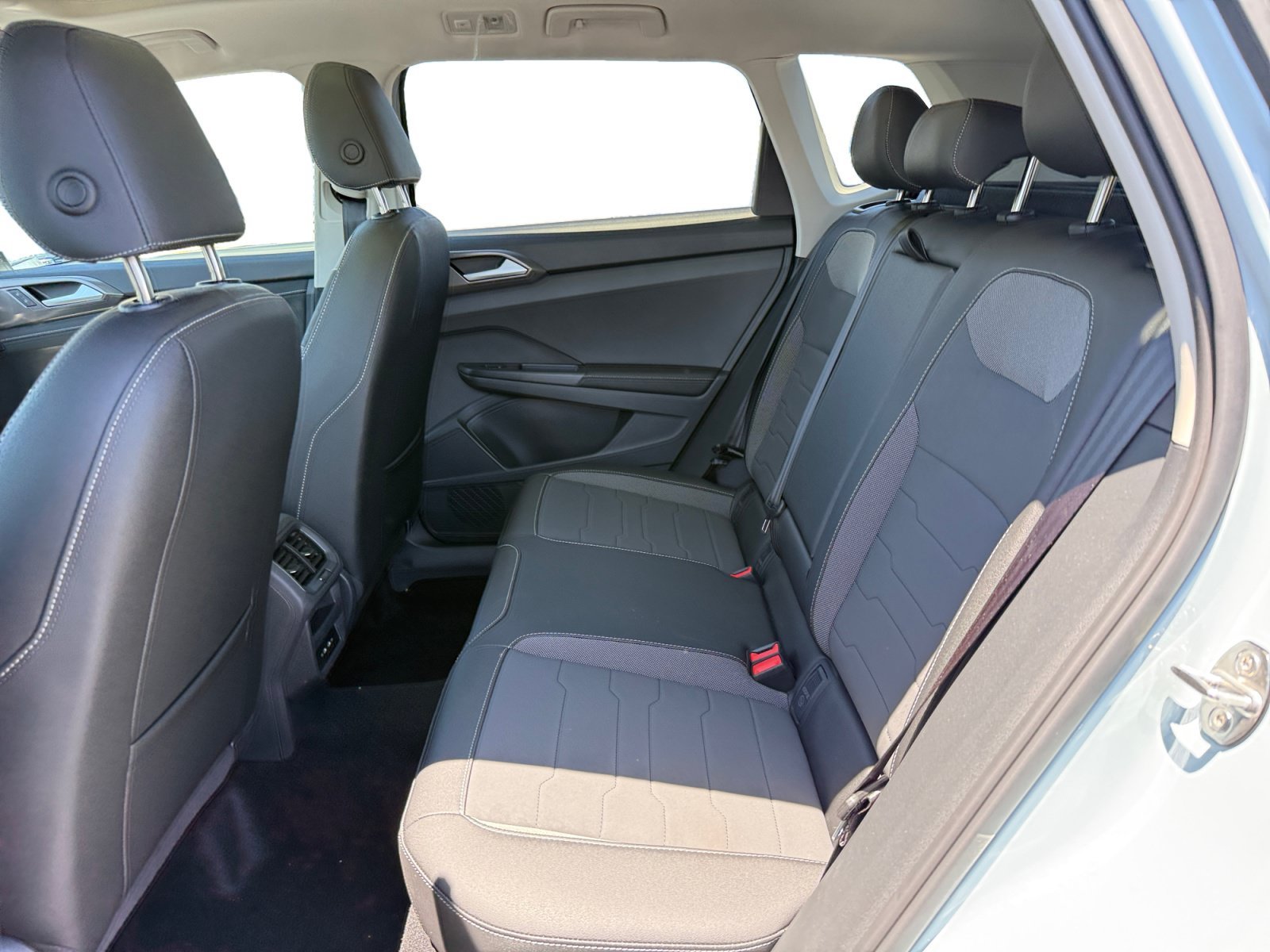 New 2026 Monument Gray W/Deep Black Roof Volkswagen SE Black image 16
