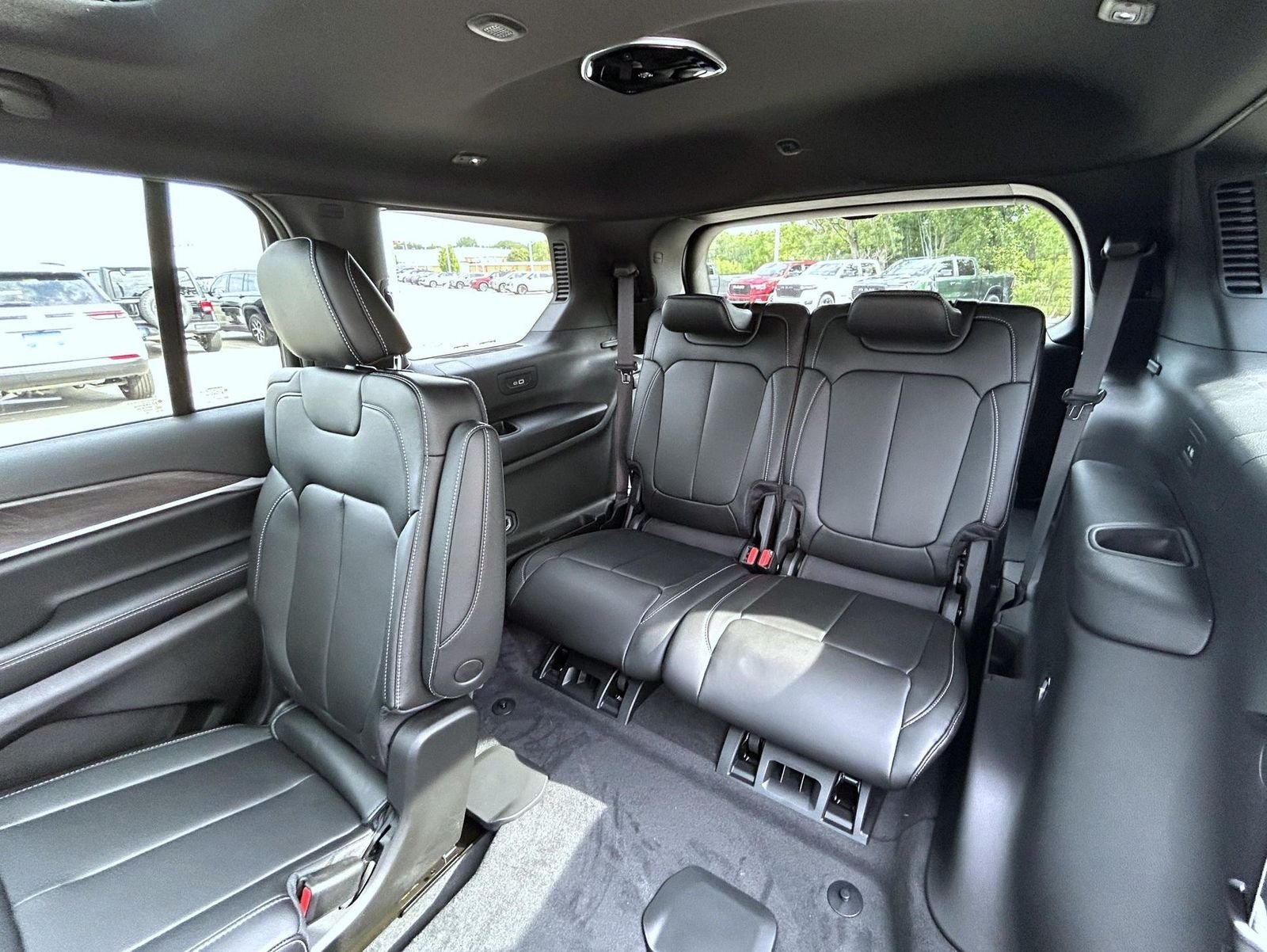 New 2026 Bright White Clear-Coat Exterior Paint Jeep Limited image 19