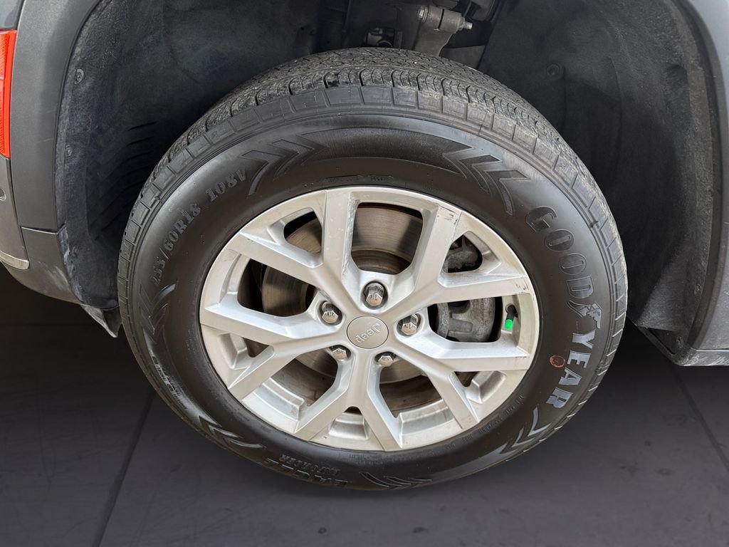 Used 2023 Gray Jeep Limited image 9