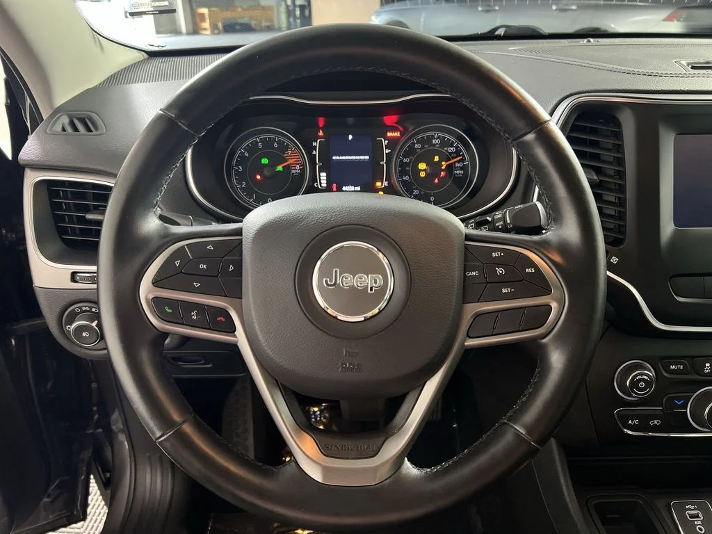 Used 2021 Gray Jeep Latitude Lux image 11