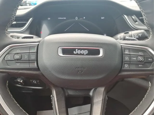 Used 2025  Jeep Limited image 12
