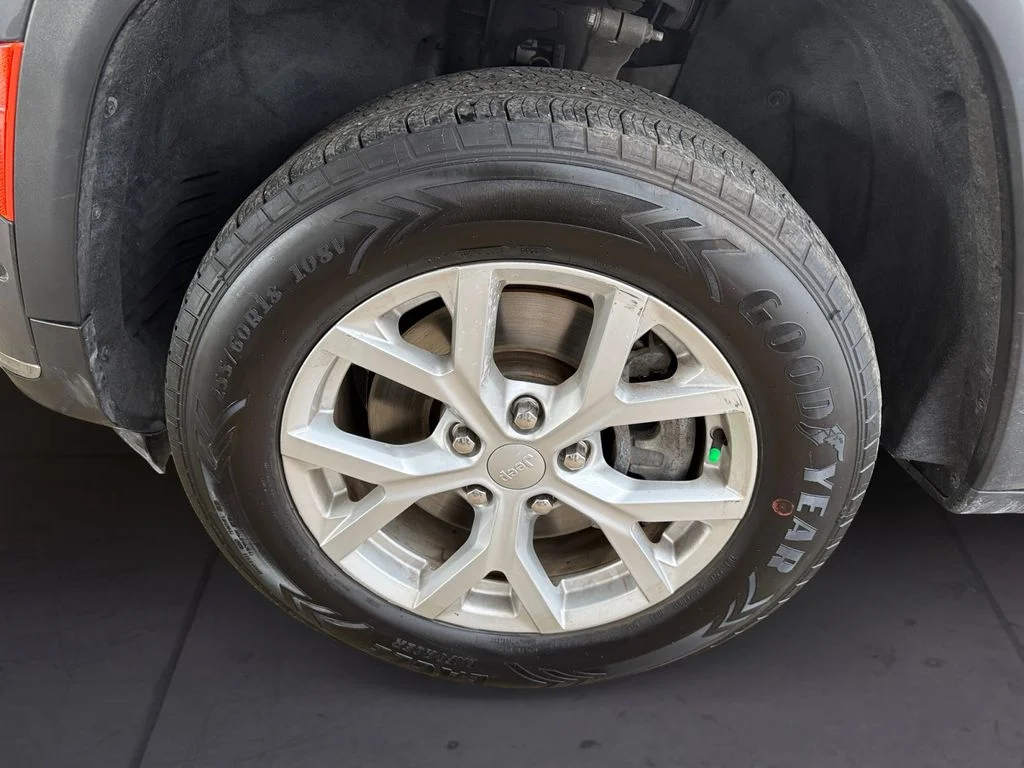 Used 2023 Gray Jeep Limited image 9