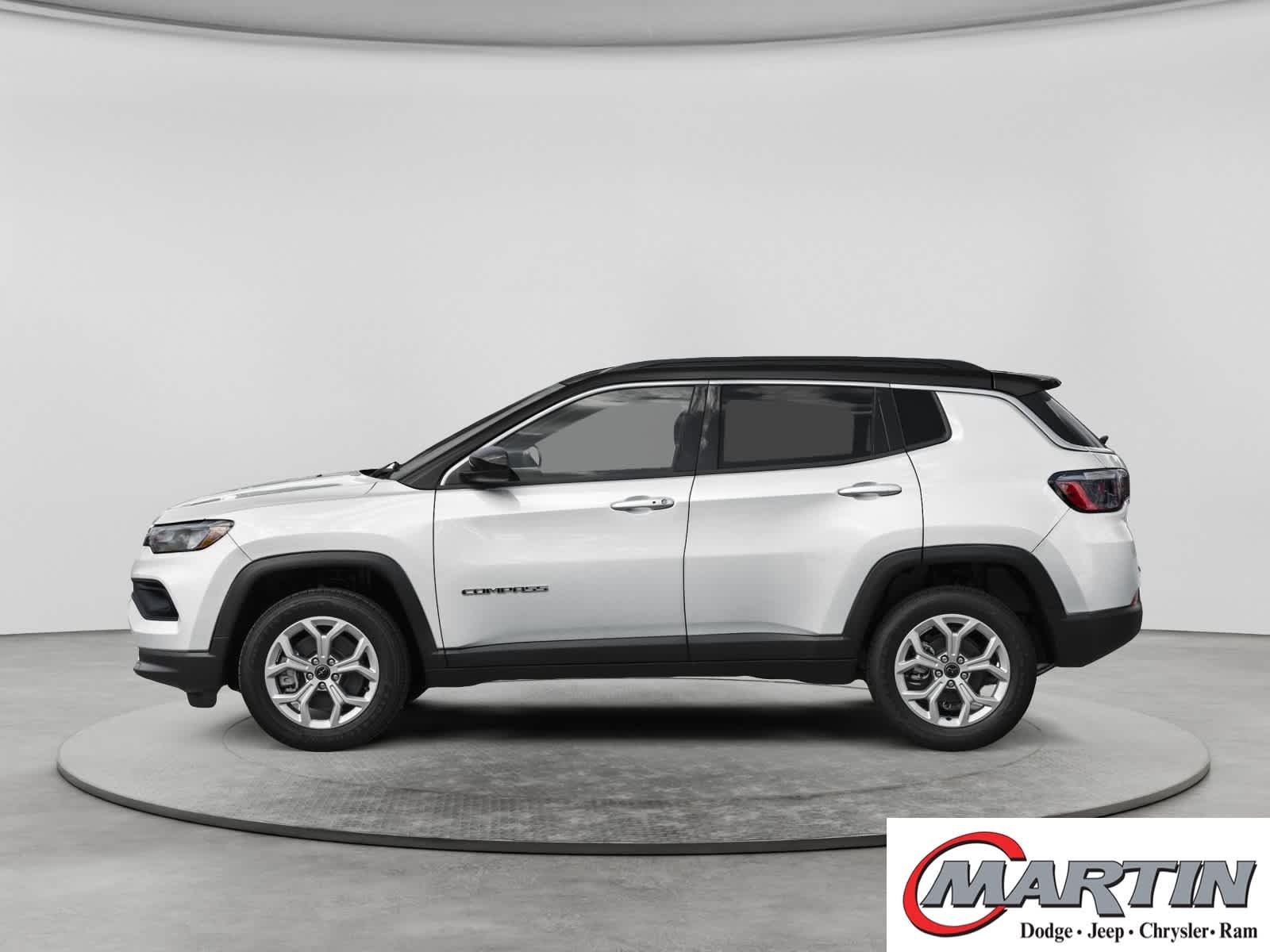 Used 2025 Bright White Clearcoat Jeep Latitude image 5