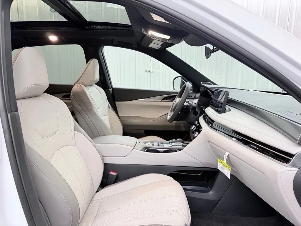 New 2027 RADIANT WHITE INFINITI Luxe AWD image 45