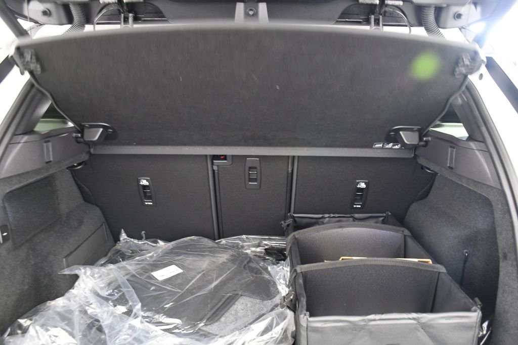 Certified Used 2026 Fuji White Land Rover Dynamic image 24