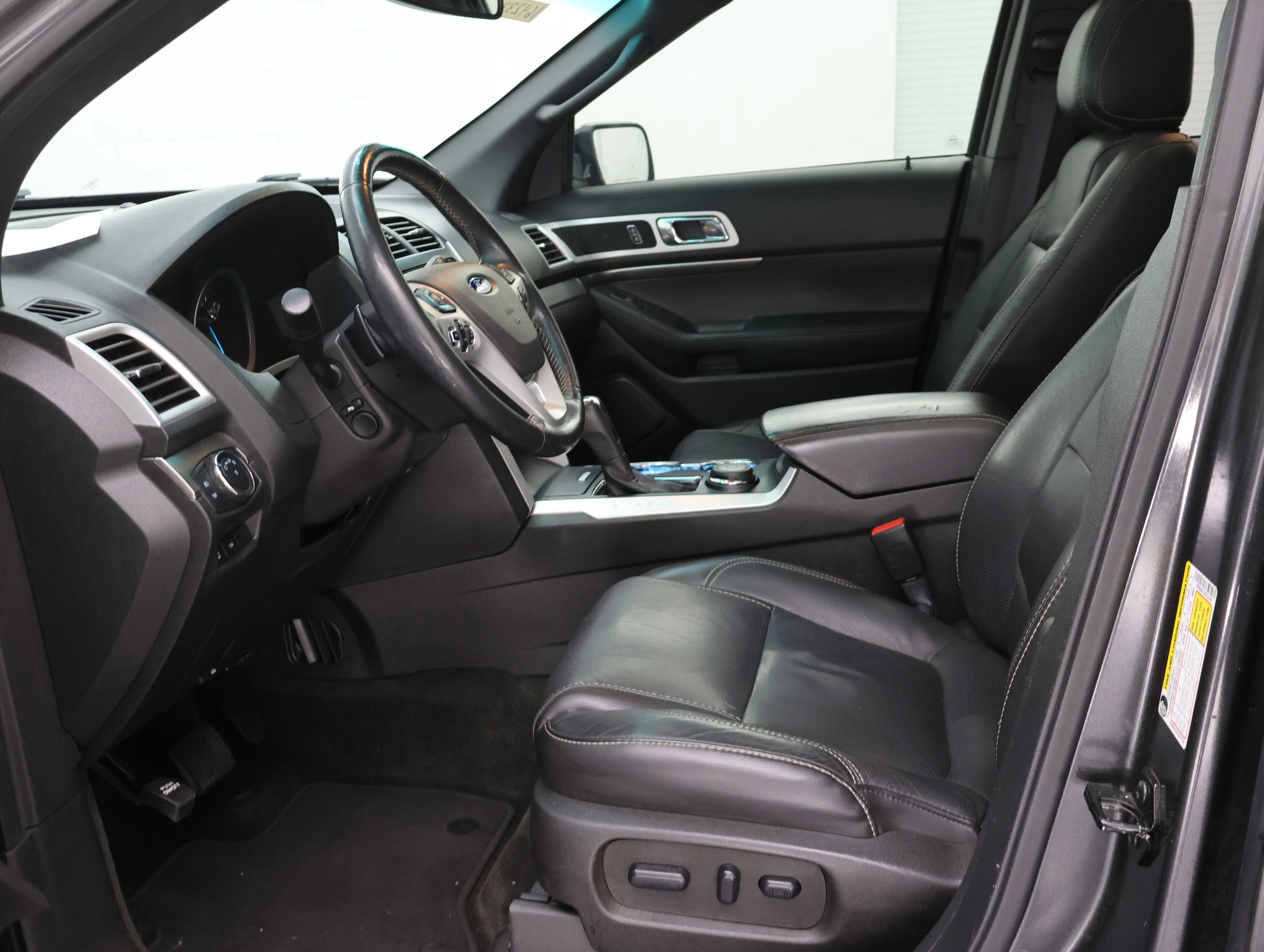 Used 2015 Magnetic Metallic Ford Sport image 7