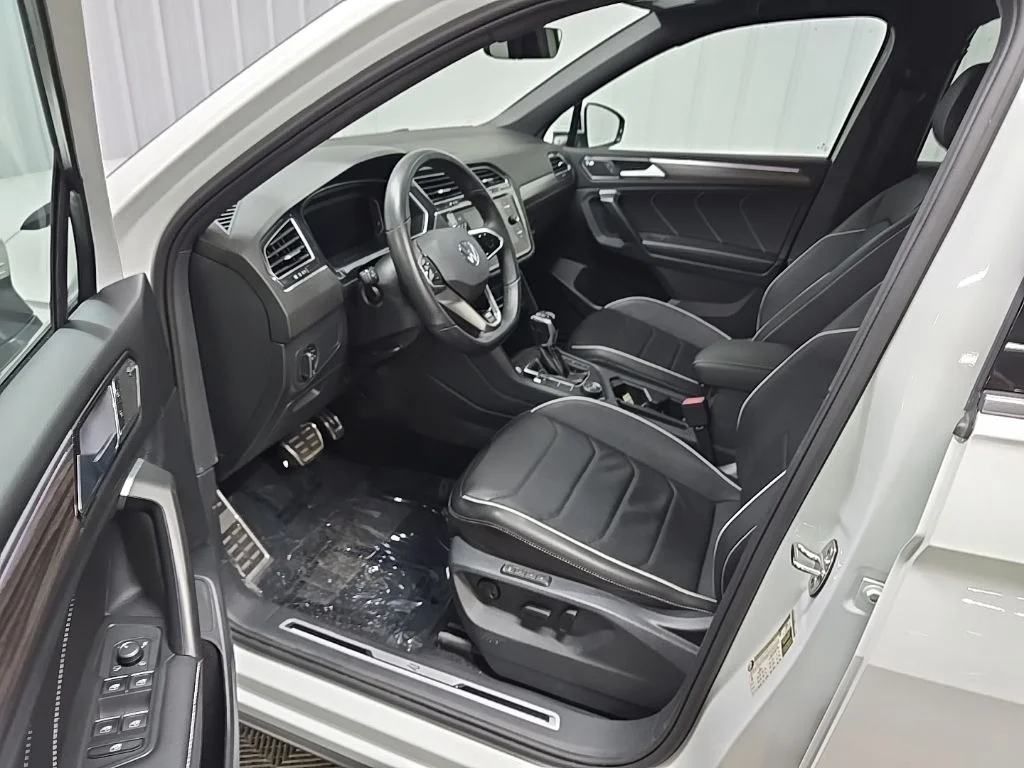 Used 2024 White Volkswagen 2.0T SEL R-Line image 31