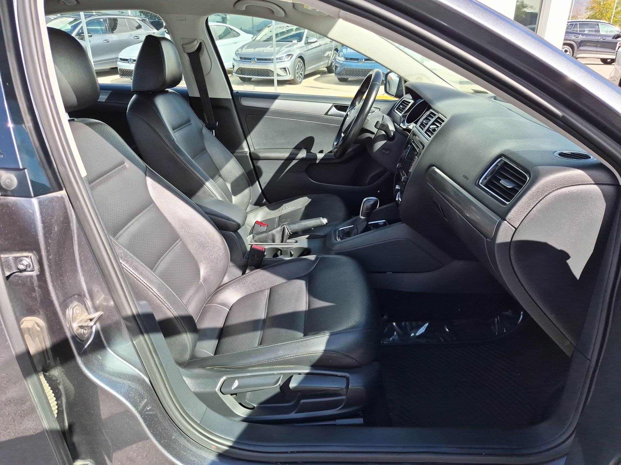 Used 2015 Platinum Gray Metallic Volkswagen 2.0L TDI SE w/Connectivity image 30