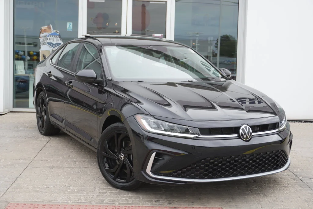 Certified Used 2025 Black Volkswagen 1.5T SE image 7