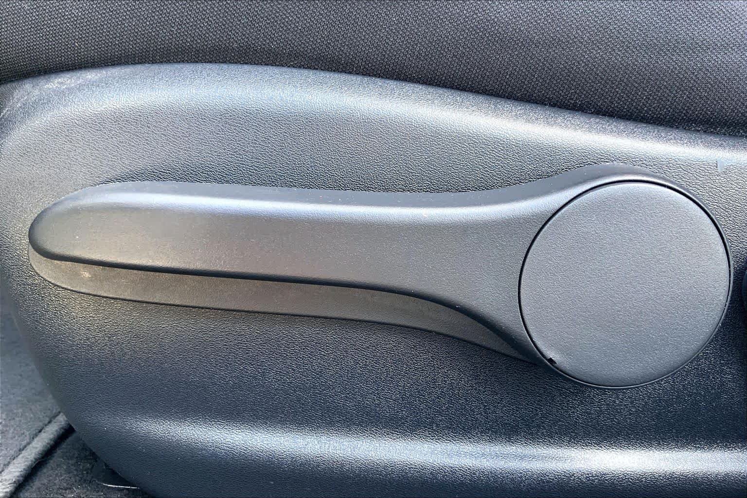 Used 2017 Brilliant Silver Nissan S image 33