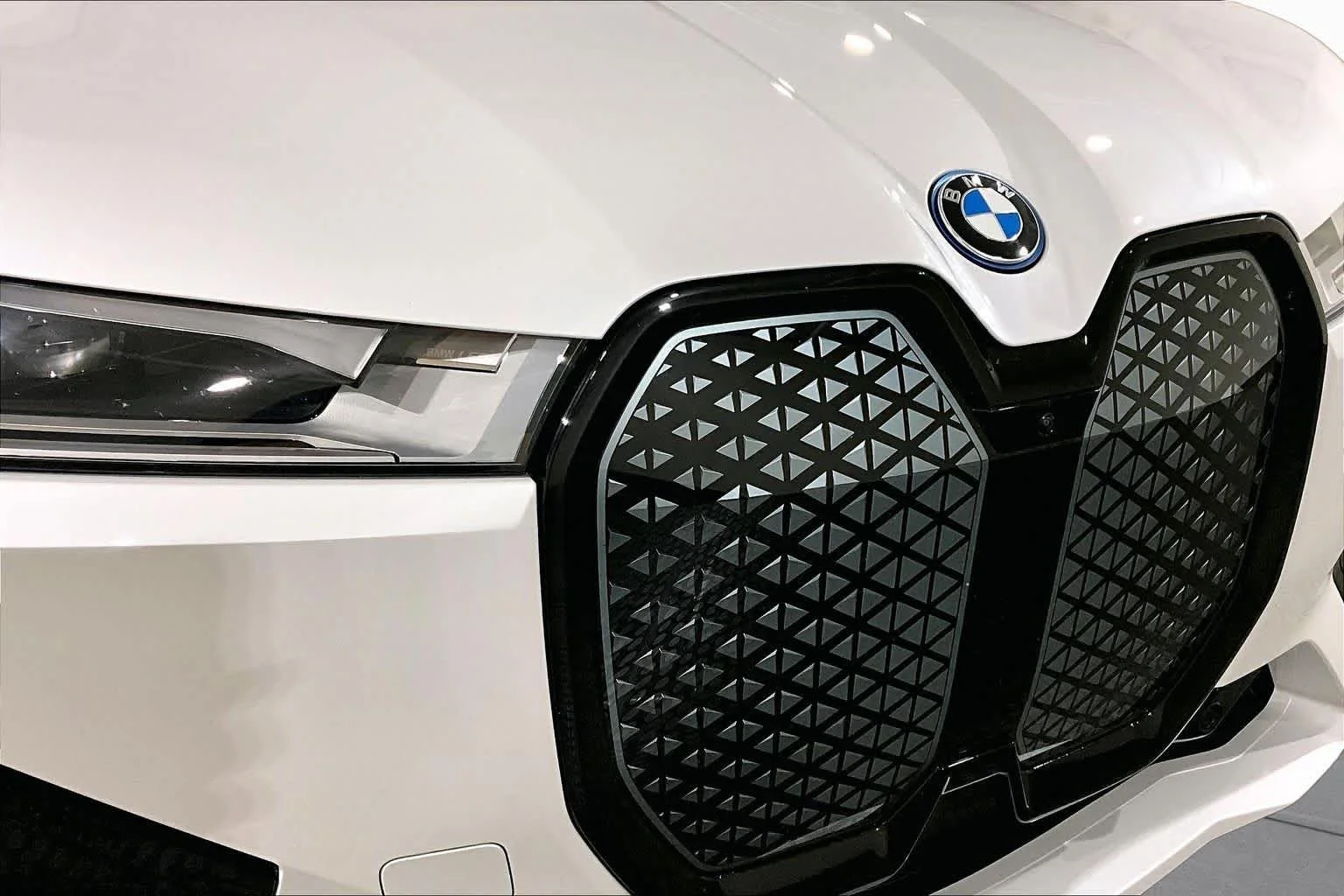 Used 2024 Mineral White Metallic BMW xDrive50 image 29