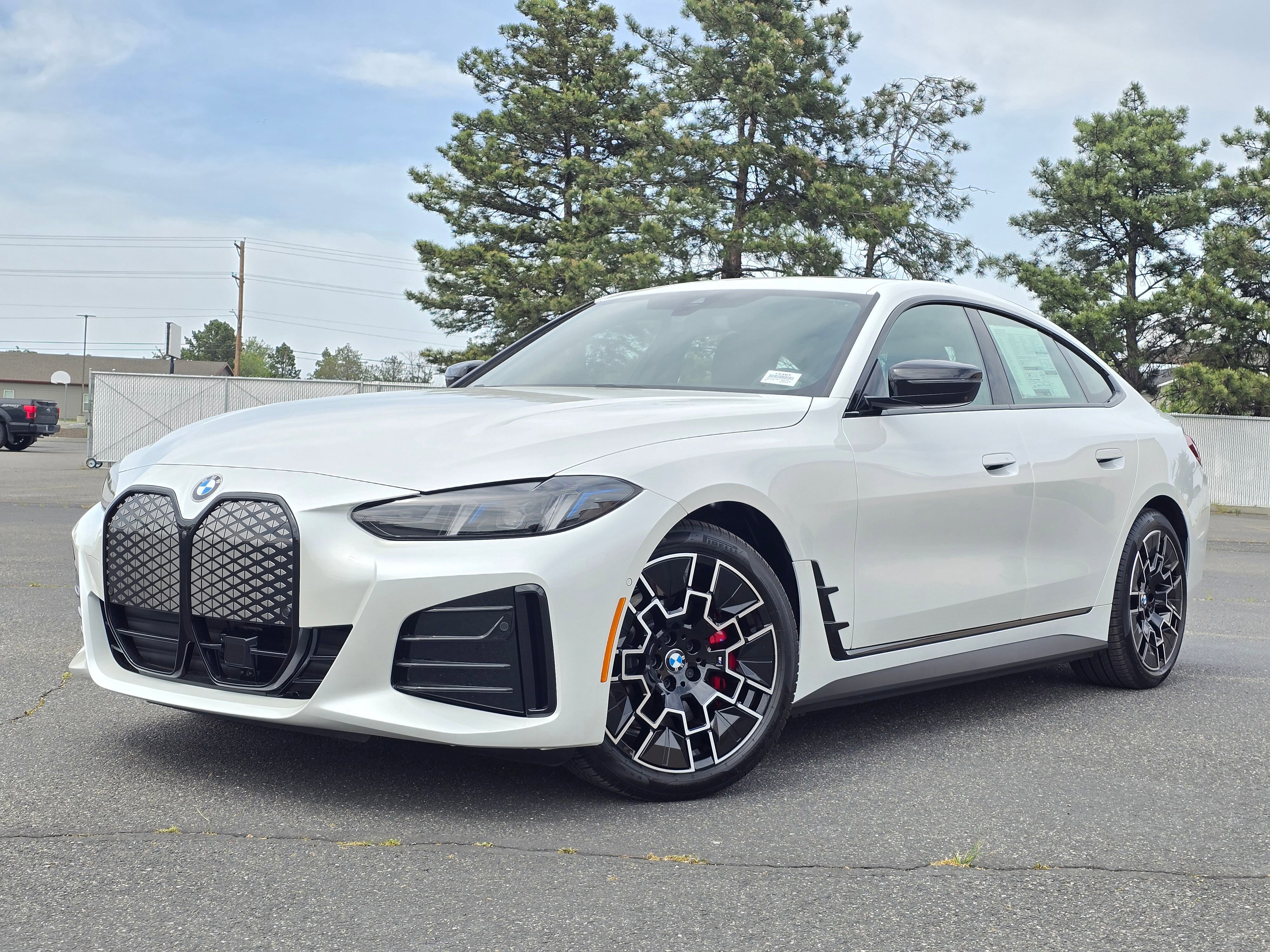 New 2026 Mineral White Metallic BMW xDrive40 image 33