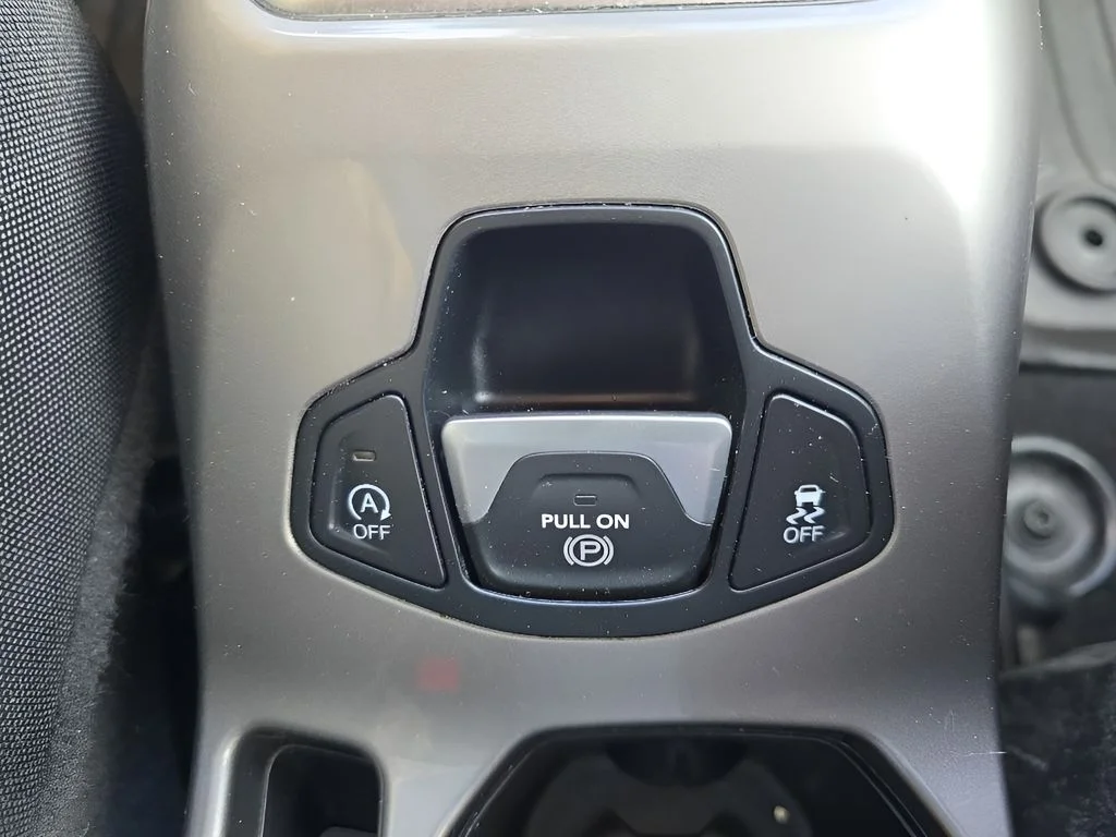 Used 2022  Jeep Latitude image 19