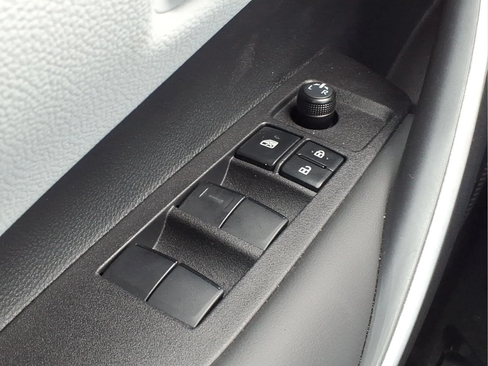 2025 Toyota Corolla SE - Photo 40