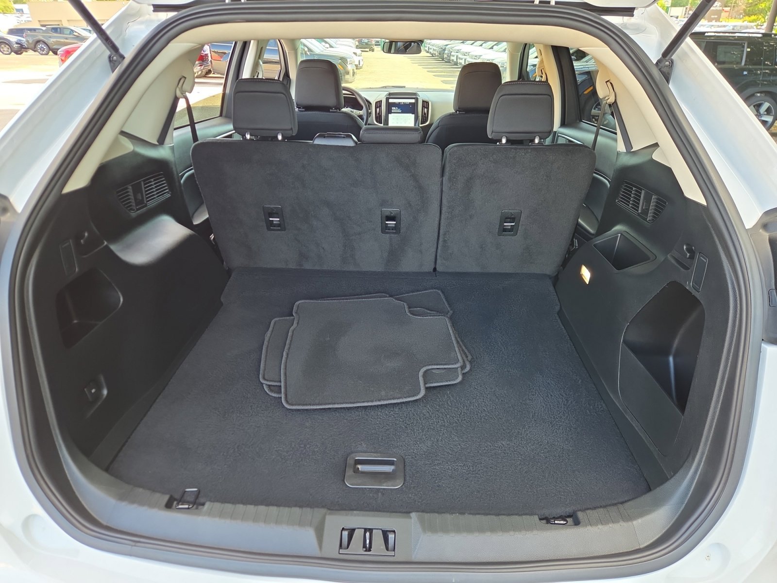 Used 2022 Oxford White Ford SE image 17