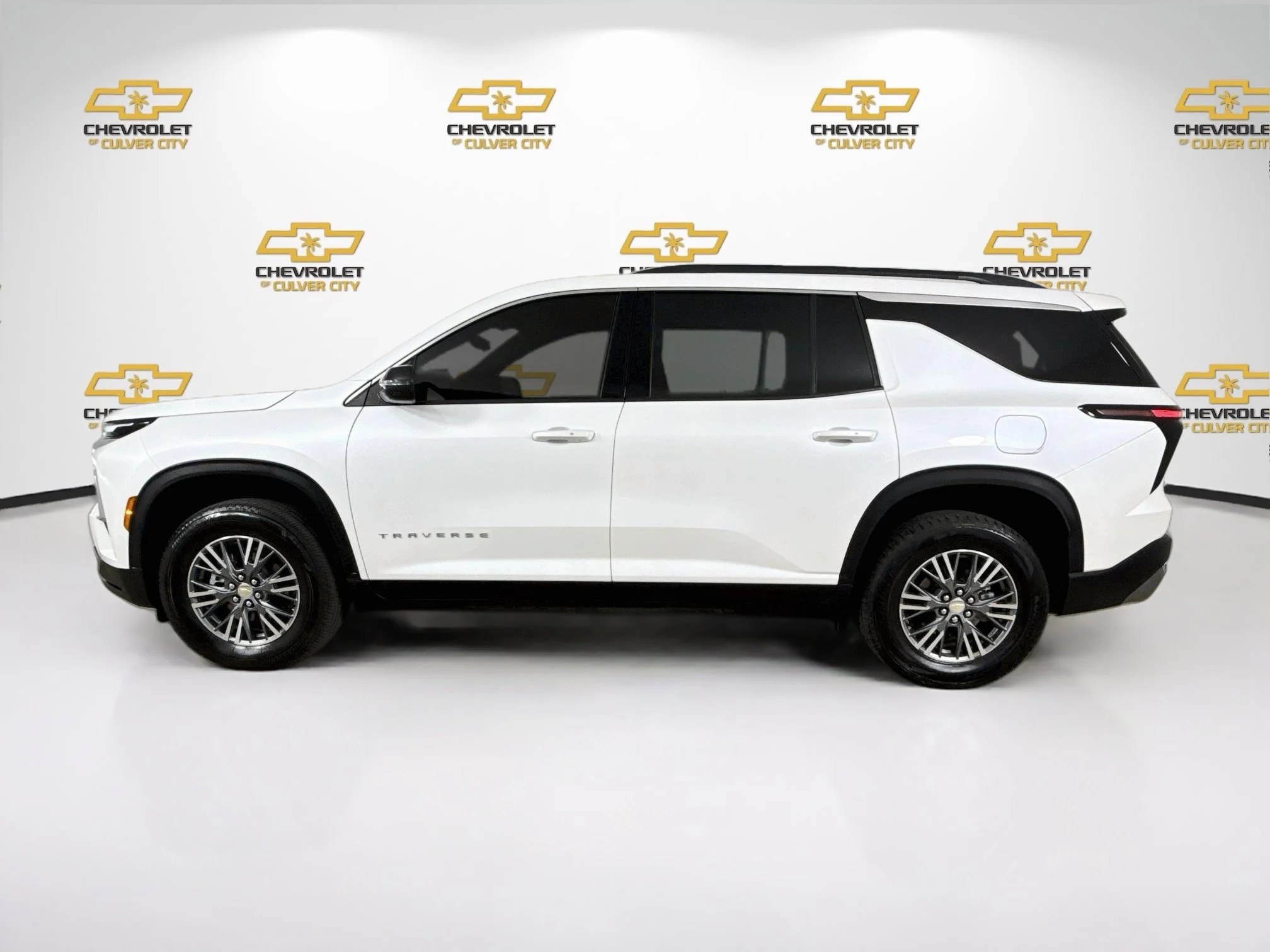 Used 2025 Iridescent Pearl Tricoat Chevrolet LT image 5