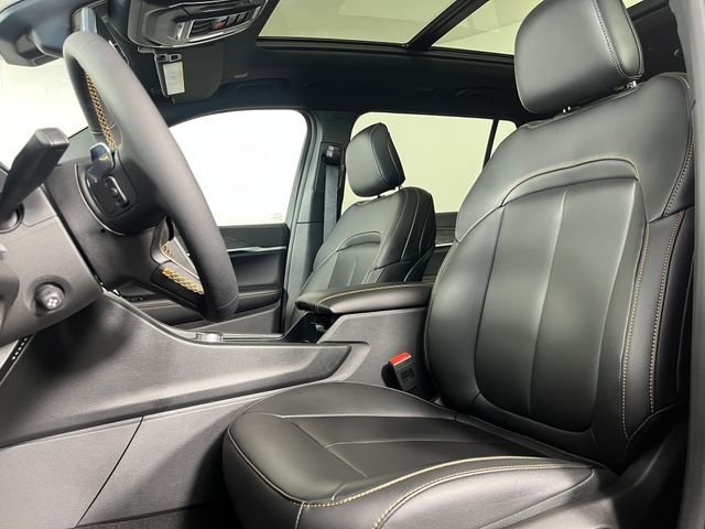 New 2026 Diamond Black Crystal Pearl-Coat Exterior Paint Jeep  image 6
